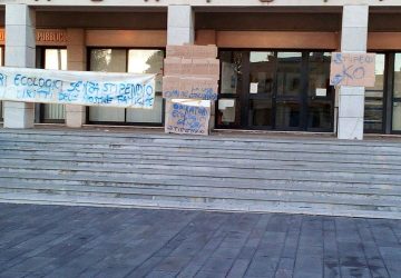 Pedara: gli operatori ecologici, da mesi senza paga, incrociano le braccia