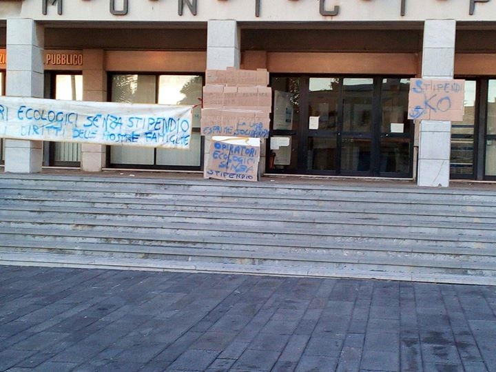 Pedara: gli operatori ecologici, da mesi senza paga, incrociano le braccia