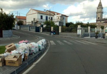 Pedara: continua la protesta degli operatori ecologici senza stipendio