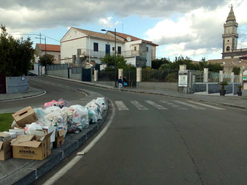 Pedara: continua la protesta degli operatori ecologici senza stipendio