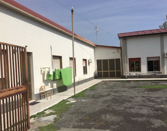 La casa scuola del villaggio Satellite: da 9 anni aule condivise con una famiglia disagiata VD