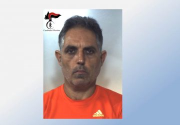 Chiede l&rsquo;aumento dell&rsquo;affitto e tenta di colpire l&rsquo;inquilino con un&rsquo;ascia. Arrestato