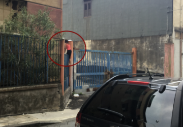 Giarre, ex pastificio Strano: una ragazza scavalca il cancello. Il trionfo dell&rsquo;indifferenza