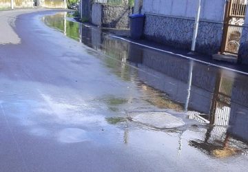 Giarre, via Damasco, tra sprechi idrici, disservizi e paradossi