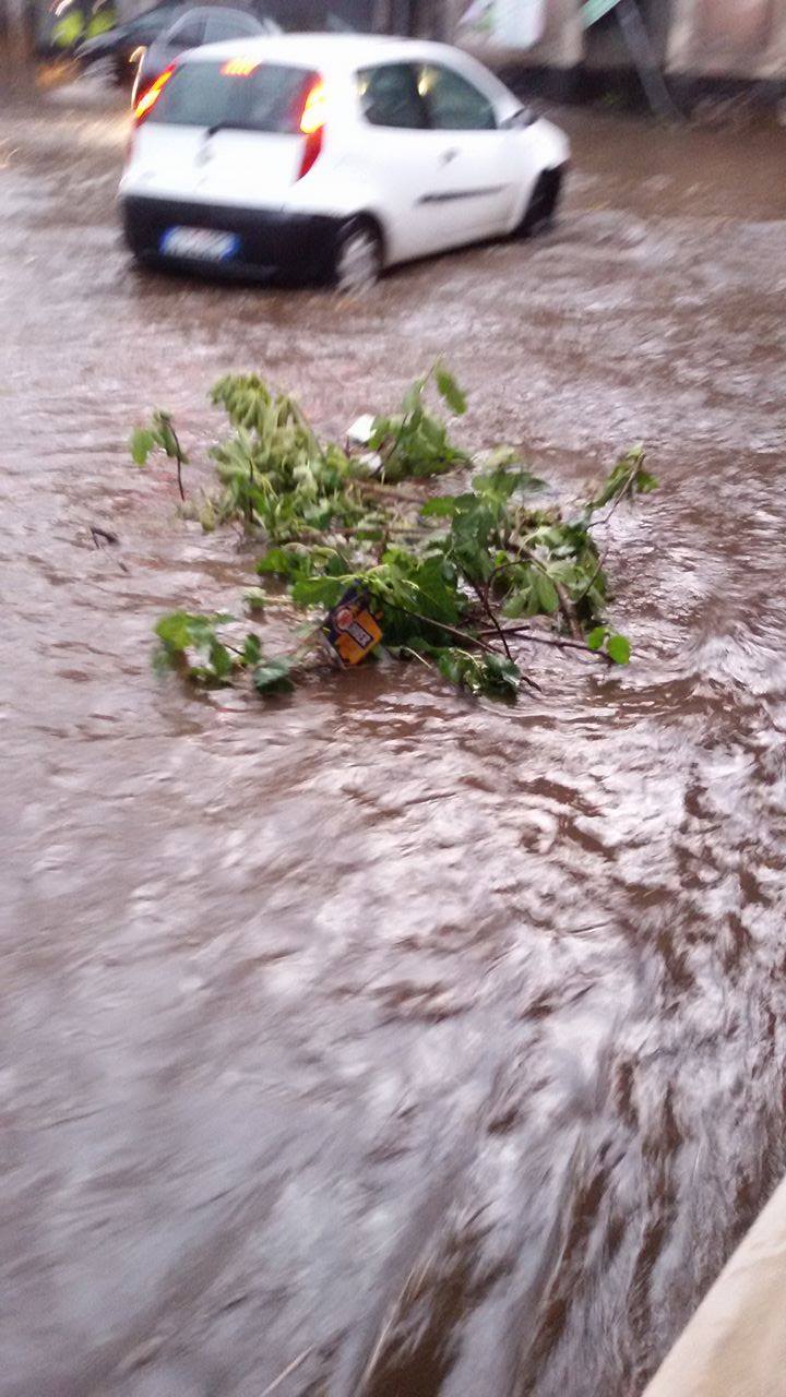 Giarre, Santa Maria la Strada: allagata. Decine di caditoie otturate, strade trasformate in fiumi VD