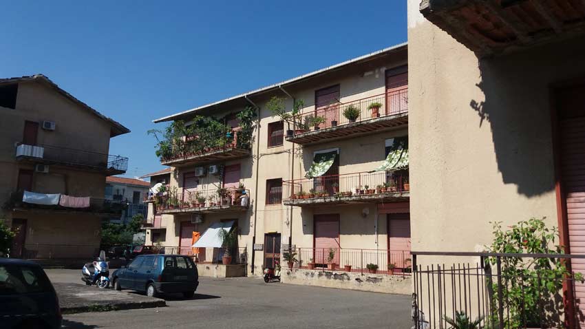 Mascali, alloggi popolari di via La Malfa: cadono calcinacci. Protestano i residenti