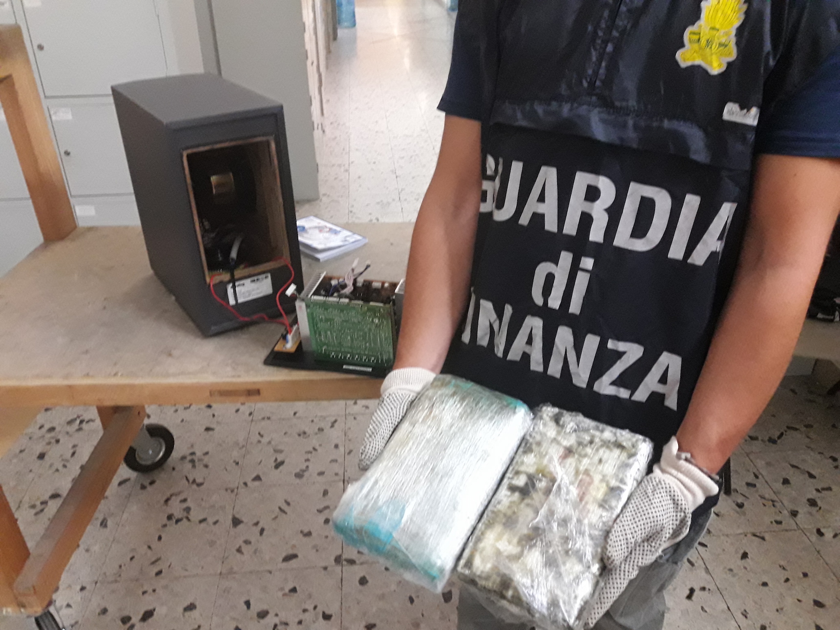 Catania, nascondeva cocaina nelle casse delle stereo: arrestato dominicano