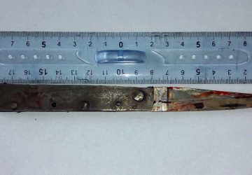 Tenta di uccidere omicidio il padre ed il fratello in piazza. Arrestato