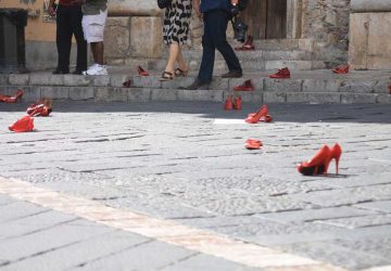 Taormina: un migliaio gli uomini scesi in piazza contro il femminicidio. numerosi vip hanno aderito
