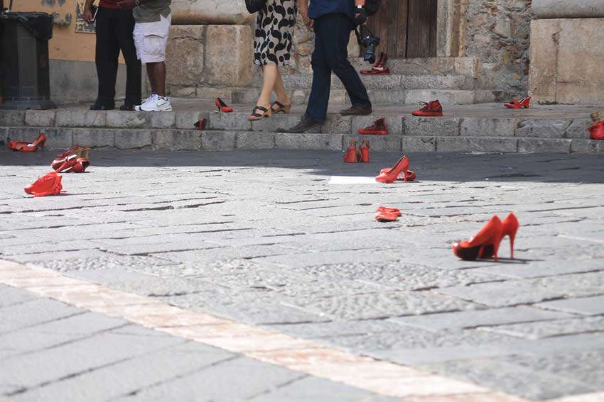 Taormina: un migliaio gli uomini scesi in piazza contro il femminicidio. numerosi vip hanno aderito