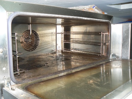 Catania, blatte in panificio e alimenti in cattivo stato di conservazione nelle macellerie: tre denunce