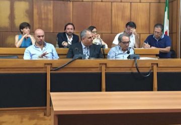 Giarre, seduta a vuoto sui debiti da spalmare. Sugli esperti gi&agrave; "decisi" il sindaco tace in aula VIDEO