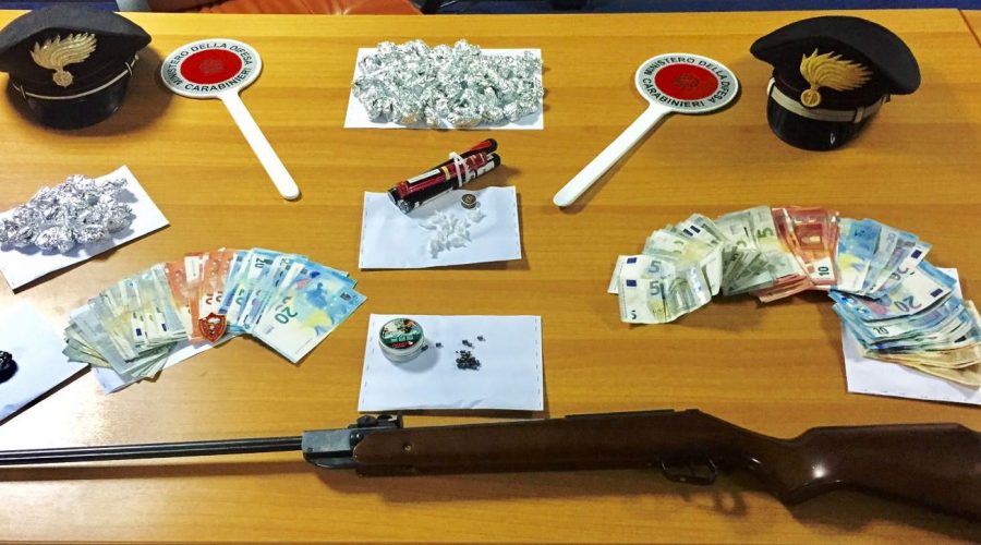 Catania, a passeggio con la carabina e la droga in auto. Arrestato