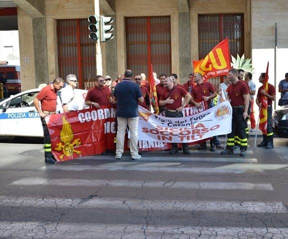 Catania, vigili del fuoco. Per l’Usb “In corso esercitazione antisismica beffa”