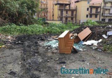Giarre, via Teatro, incendio nel parcheggio