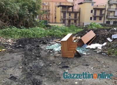Giarre, via Teatro, incendio nel parcheggio