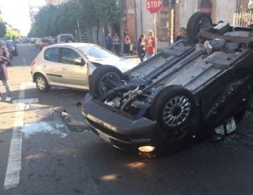 Riposto, pauroso incidente in via Etna: si ribalta una 500. Due feriti