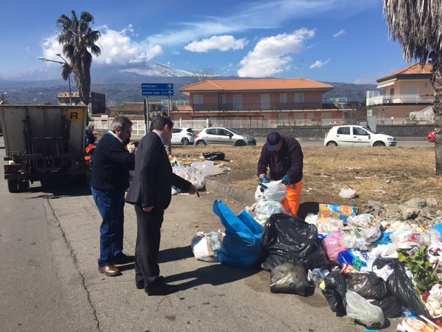 Mascali, rifiuti abbandonati per strada: blitz del sindaco in via Carrata