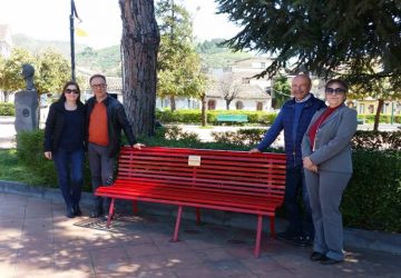 Linguaglossa: una panchina rossa in villa Giardino intitolata alle vittime del femminicidio