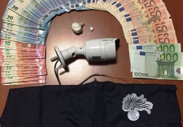 Protetto da telecamere spaccia “cocaina” dal divano di casa: arrestato pusher a Picanello