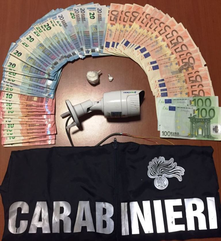 Protetto da telecamere spaccia “cocaina” dal divano di casa: arrestato pusher a Picanello