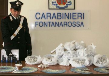 Catania: beccato con 1,3 kg di droga e 10.000 falsi. Arrestato
