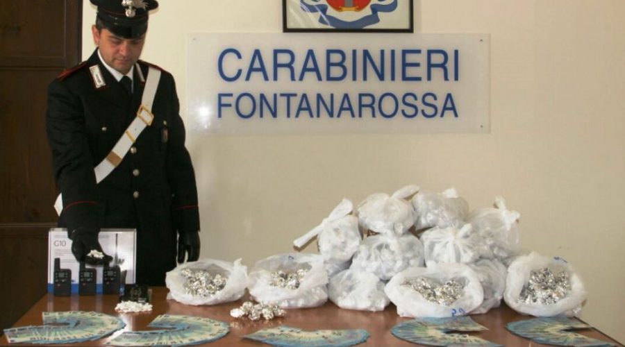 Catania: beccato con 1,3 kg di droga e 10.000 falsi. Arrestato