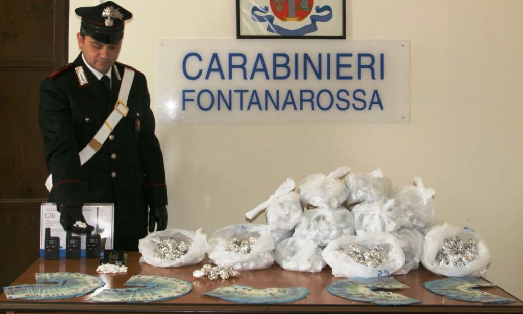 Catania: beccato con 1,3 kg di droga e 10.000 falsi. Arrestato