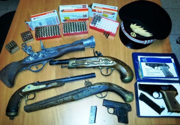 Insospettabile con armi e munizioni a casa: arrestato