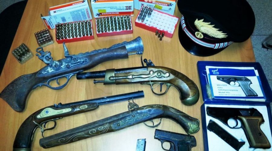 Insospettabile con armi e munizioni a casa: arrestato