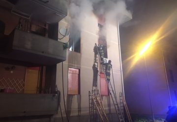 Riposto: incendio in un alloggio popolare. Tre persone in ospedale per intossicazione da fumo VIDEO