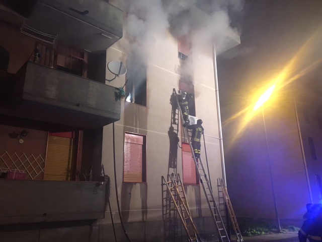 Riposto: incendio in un alloggio popolare. Tre persone in ospedale per intossicazione da fumo VIDEO