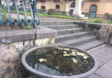 Giarre, Carnevale fino a Pasqua? Palco, coriandoli e rifiuti in piazza Duomo