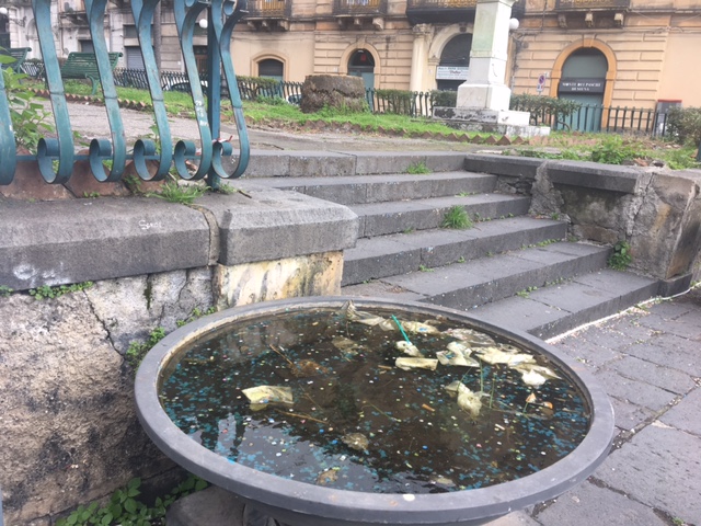 Giarre, Carnevale fino a Pasqua? Palco, coriandoli e rifiuti in piazza Duomo