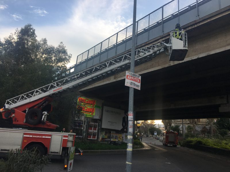 Giarre, vigili del fuoco nel sottoponte di via Luigi Orlando per caduta calcinacci