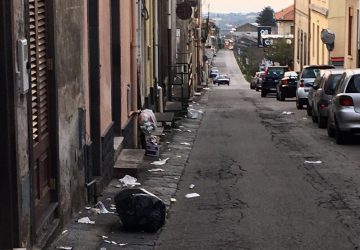San Giovanni Montebello: strade invase dai rifiuti. E la differenziata? Mai vista