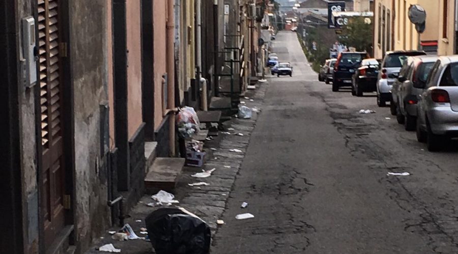 San Giovanni Montebello: strade invase dai rifiuti. E la differenziata? Mai vista