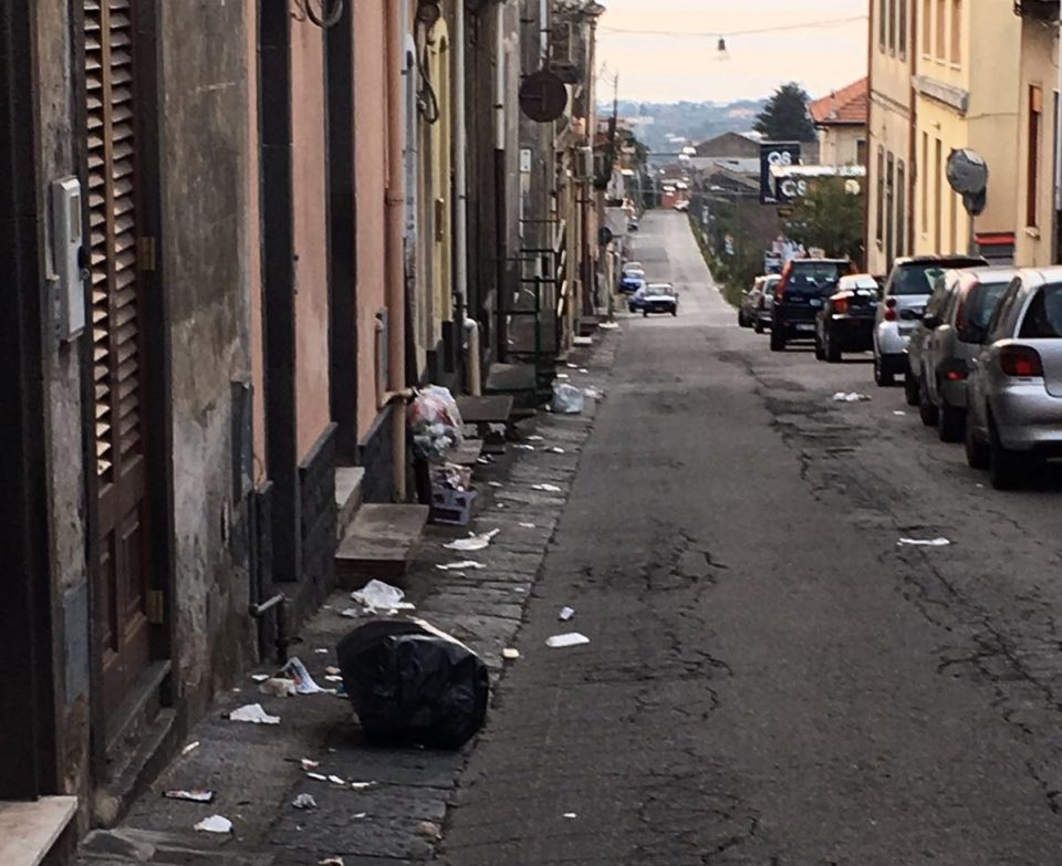 San Giovanni Montebello: strade invase dai rifiuti. E la differenziata? Mai vista