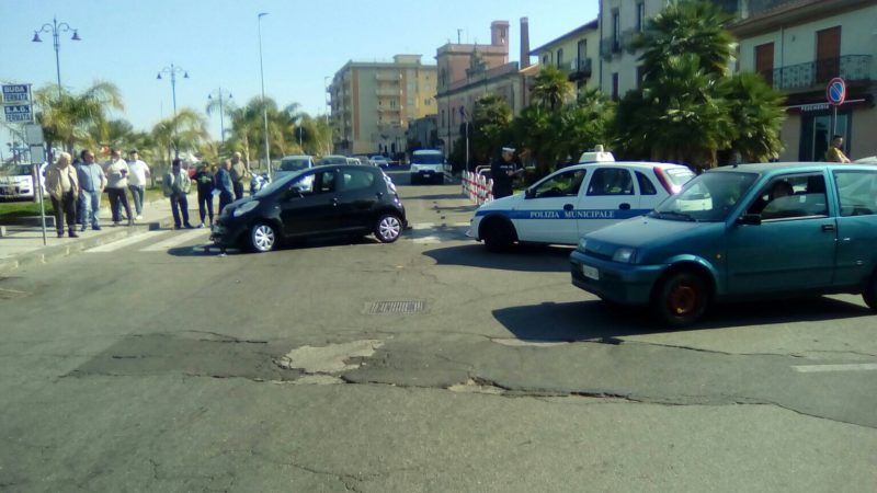 Riposto, incidente nei pressi della Pescheria: due feriti