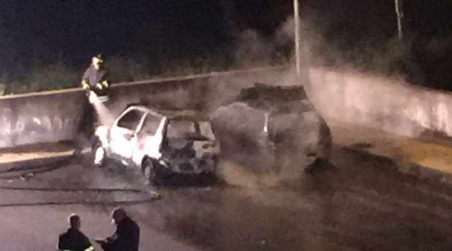 Giarre, due auto in fiamme in via Angelo Rocca