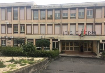 Giarre, blitz antidroga a scuola: beccato 16enne con 38 dosi di marijuana VIDEO