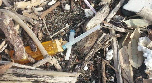 Una giornata di sole, una passeggiata in spiaggia con… siringhe e provette FOTO