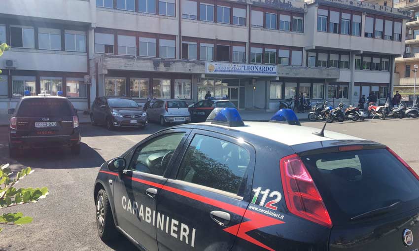 Giarre, nuovo blitz nelle scuole. Cani antidroga al Liceo Scientifico VIDEO