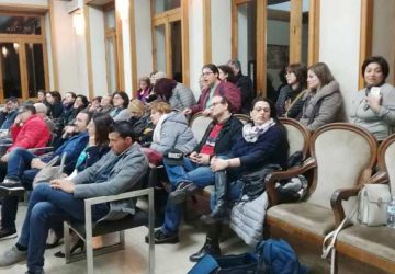 Giarre, i lavoratori delle cooperative sociali senza stipendio occupano aula consiliare: e volano gli stracci