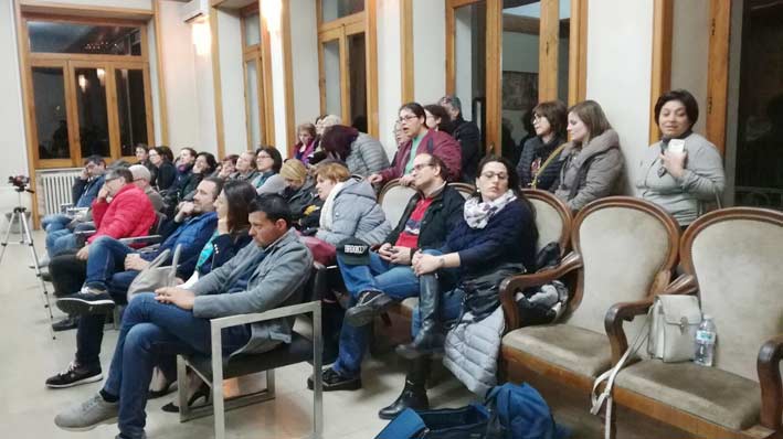 Giarre, i lavoratori delle cooperative sociali senza stipendio occupano aula consiliare: e volano gli stracci