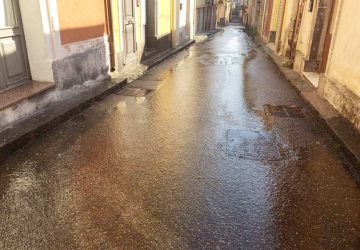 Giarre,copiosa fuoriuscita di acqua potabile "inonda" il centro. Dal Comune: "Interverremo domani" VIDEO