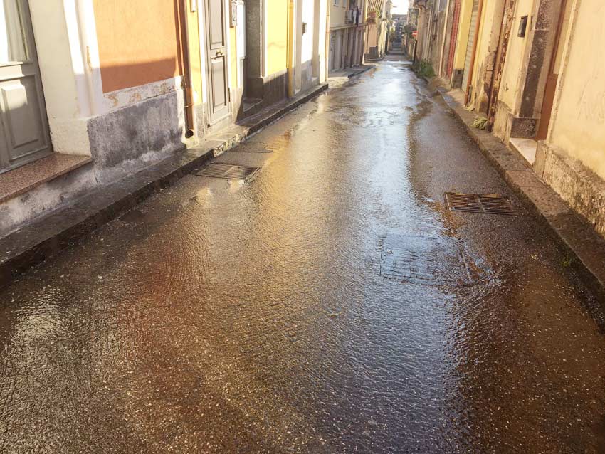 Giarre,copiosa fuoriuscita di acqua potabile “inonda” il centro. Dal Comune: “Interverremo domani” VIDEO