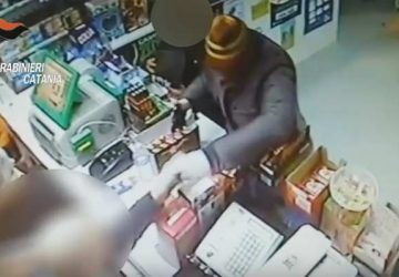 Era diventato il terrore dei commercianti: incastrato rapinatore seriale VIDEO