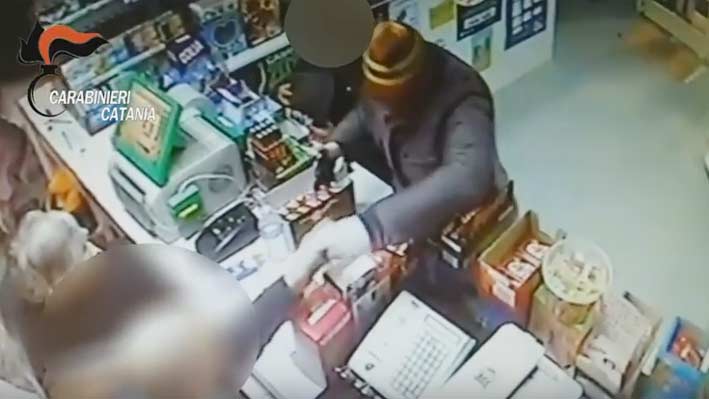 Era diventato il terrore dei commercianti: incastrato rapinatore seriale VIDEO