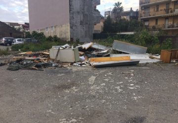 Giarre, bomba ecologica in pieno centro. E tutti in silenzio